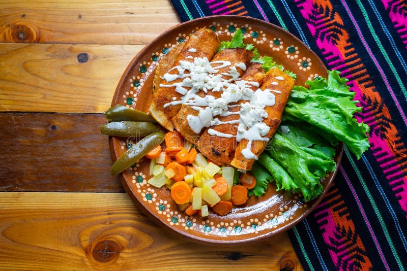 Enchiladas Rojas Mexicanas Con Queso Fundido De Fondo Blanco Imagen de