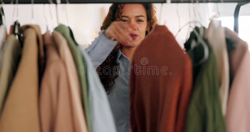 Estilo de moda de escolha de roupas e escolha de roupas para a loja de luxo na loja de boutiques de chic