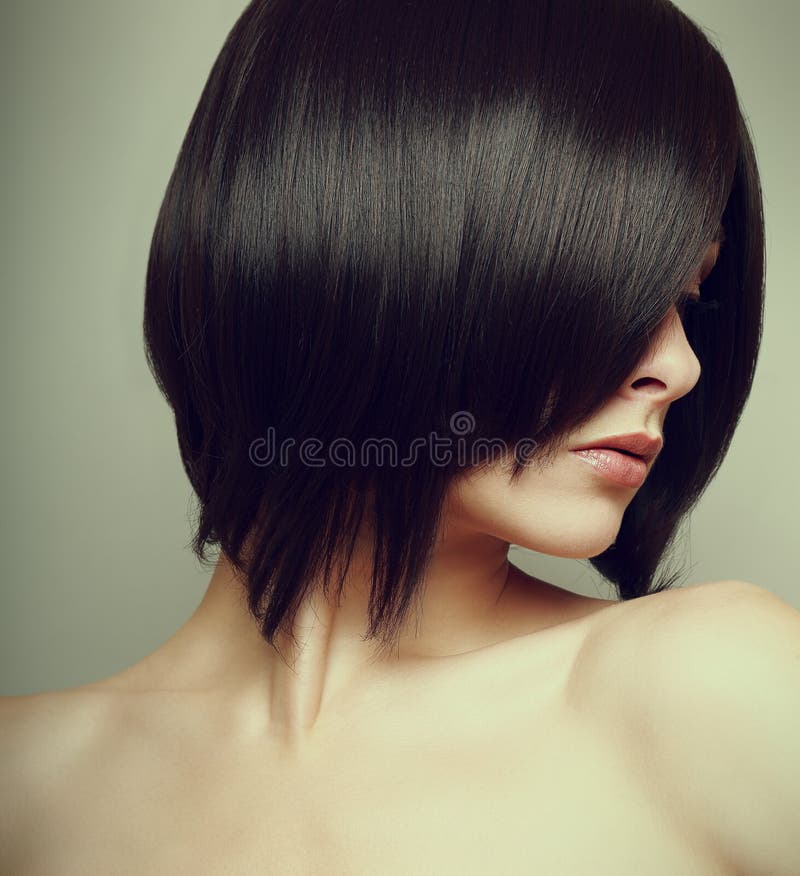 Estilo de pelo corto negro. Modelo femenino atractivo fotografía de archivo Estilo de pelo corto negro. Modelo femenino atractivo fotografía de archivo
