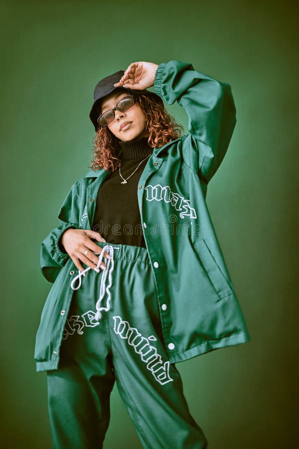 Estilo De Ropa De Moda Y Mujer Negra Con Traje Estético De Rap Verde Z O  Hip Hop Para Energía Fresca O De Moda Foto de archivo - Imagen de retrato,  manera: 260435256