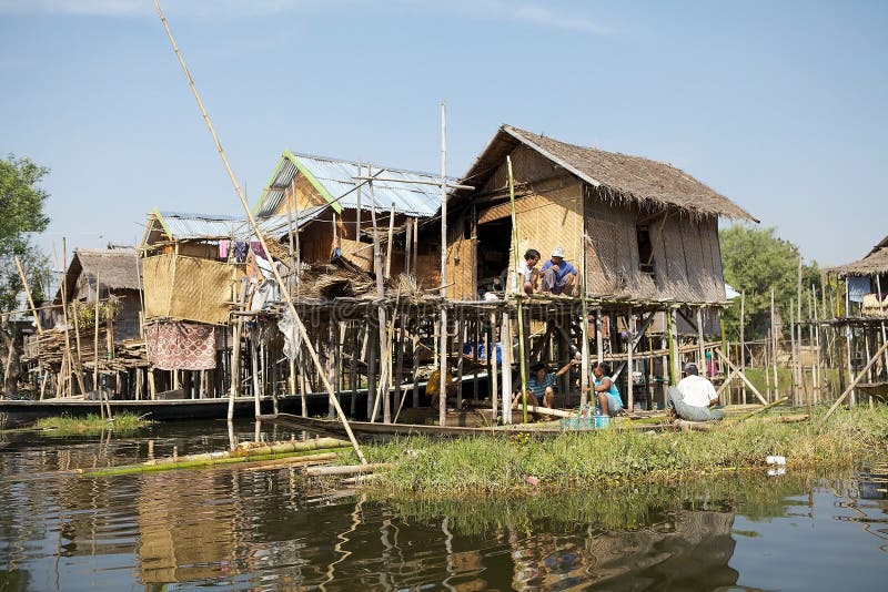 Estilo de vida no lago Inle Myanmar imagem de stock royalty free Estilo de vida no lago Inle Myanmar imagem de stock royalty free