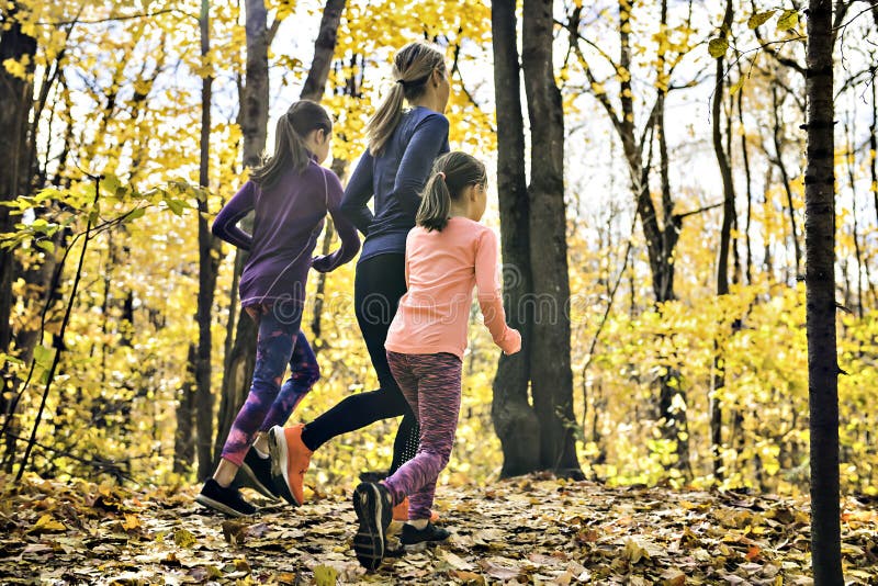 Estilo de vida saludable madre e hijo corriendo al aire libre imágenes de archivo libres de regalías
