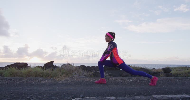 Estilo de vida saudável bela mulher asiática esticando pernas antes de correr