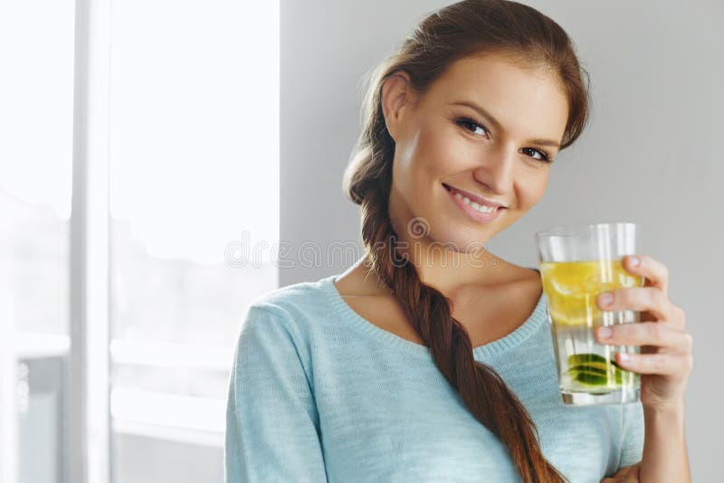 Estilo de vida saudável e alimento Água bebendo do fruto da mulher detox H