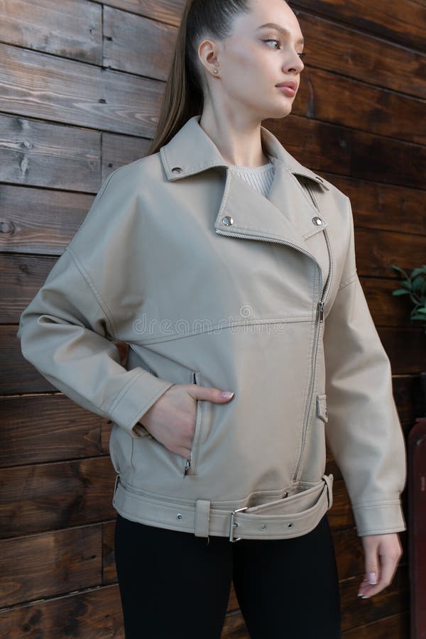 Estilo elegante mujer modelo cuero joven retrato mujer chaqueta beige moda belleza foto de archivo