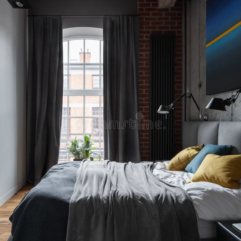 Dormitorio Industrial Del Estilo Con La Cama Foto de archivo - Imagen