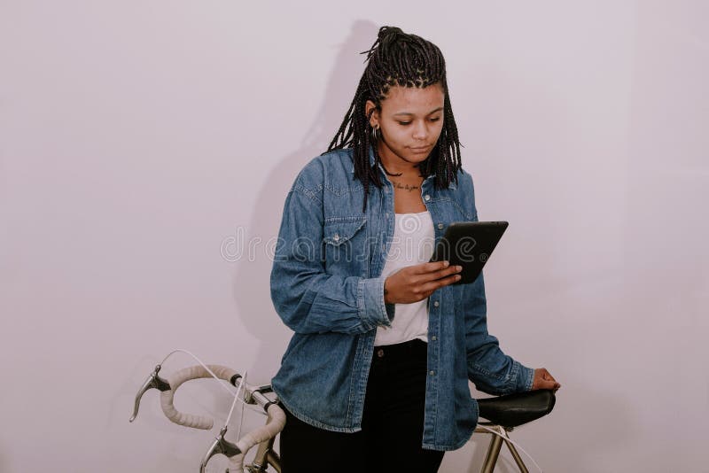 Estilo joven del ` s de la muchacha casual con el teléfono fotografía de archivo Estilo joven del ` s de la muchacha casual con el teléfono fotografía de archivo