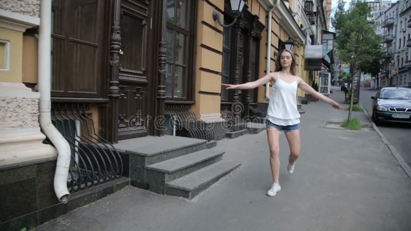 Estilo libre urbano del baile del ballet de la calle de la mujer caucásica contemporánea del bailarín en la ciudad