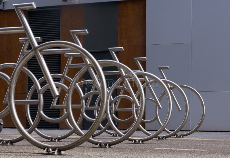 Estacionamiento cubierto para bicicletas fotografías e imágenes de alta  resolución - Alamy