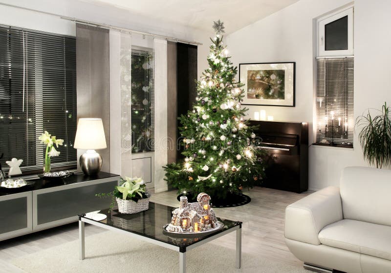 Estilo moderno del blanco de la sala de estar de la Navidad imagen de archivo libre de regalías Estilo moderno del blanco de la sala de estar de la Navidad imagen de archivo libre de regalías