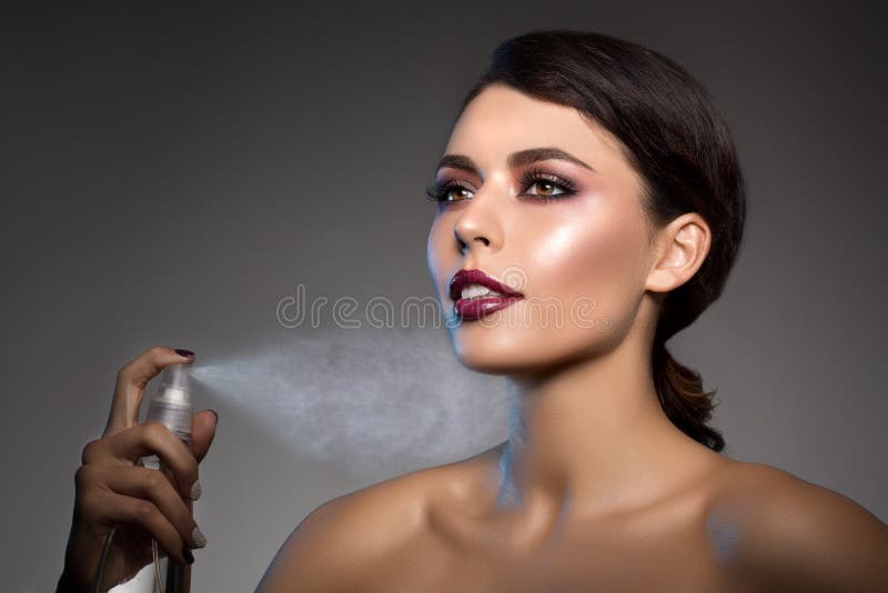 Belo Modelo De Morena Asiática Parece Uma Boneca : Volume Encurra Maquiagem  Clássica E Lábios Sexy. O Rosto Da Beleza. Foto de Stock - Imagem de  glamour, modelo: 173879630