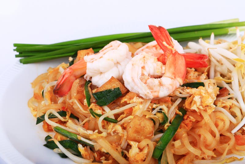 Estilo tailandês fritado do macarronete com camarões, macarronetes da fritada da agitação com camarão no estilo do padthai na tab fotografia de stock royalty free Estilo tailandês fritado do macarronete com camarões, macarronetes da fritada da agitação com camarão no estilo do padthai na tab fotografia de stock royalty free