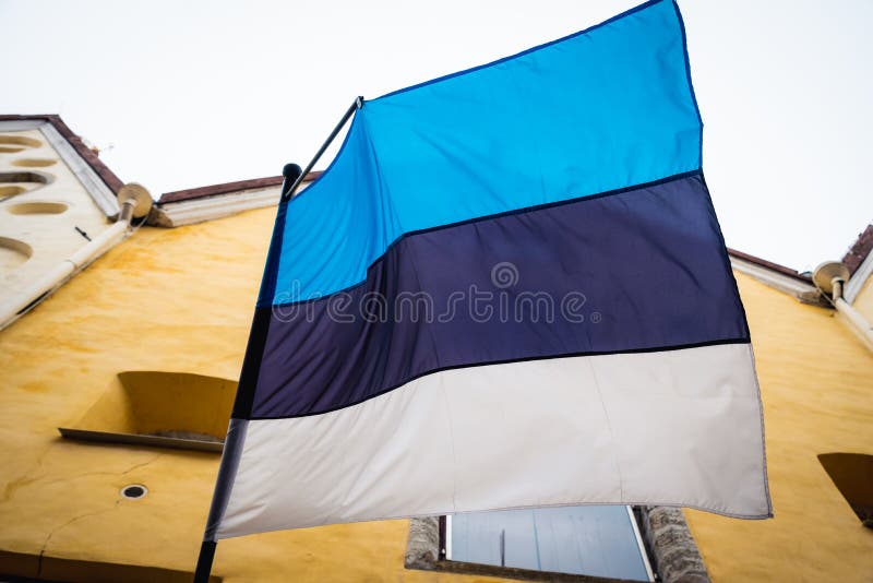 Estland vlag voor het oude gebouw van de oude stad Tallinn stock afbeeldingen Estland vlag voor het oude gebouw van de oude stad Tallinn stock afbeeldingen