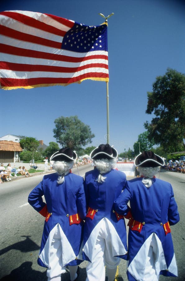Esto es un desfile del Día de la Independencia con los hombres vestidos como soldados revolucionarios de la guerra que sostienen imágenes de archivo libres de regalías Esto es un desfile del Día de la Independencia con los hombres vestidos como soldados revolucionarios de la guerra que sostienen imágenes de archivo libres de regalías