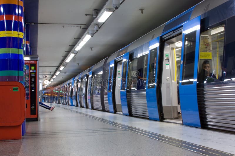 ESTOCOLMO 24 DE JULIO: Estación de metro en Estocolmo imagen de archivo libre de regalías ESTOCOLMO 24 DE JULIO: Estación de metro en Estocolmo imagen de archivo libre de regalías