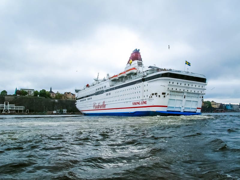 Estocolmo/Suecia - 15 de mayo de 2011: Nave Cenicienta de Viking Line con la bandera de Suecia que da vuelta y que sale del puert fotografía de archivo libre de regalías Estocolmo/Suecia - 15 de mayo de 2011: Nave Cenicienta de Viking Line con la bandera de Suecia que da vuelta y que sale del puert fotografía de archivo libre de regalías
