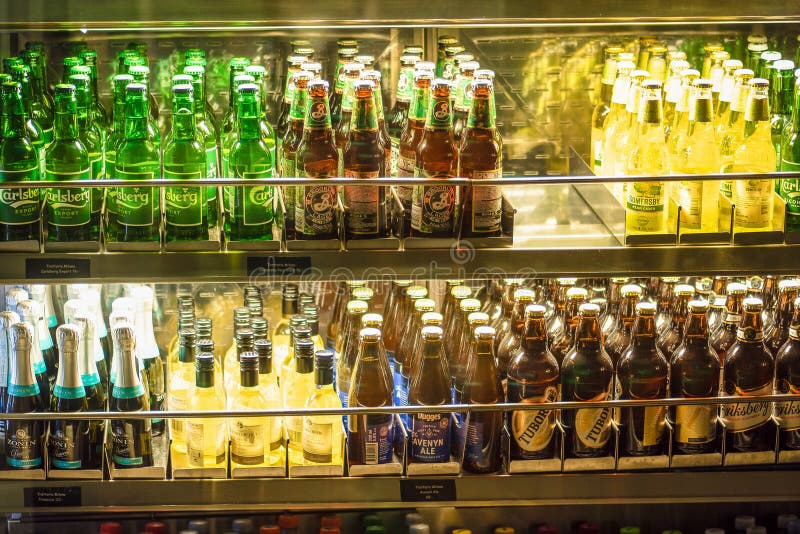 Estocolmo, Suecia - marzo de 2019 Exhibición de la bebida en el congelador frío en la tienda local en el aeropuerto de Arlanda, E imagen de archivo Estocolmo, Suecia - marzo de 2019 Exhibición de la bebida en el congelador frío en la tienda local en el aeropuerto de Arlanda, E imagen de archivo