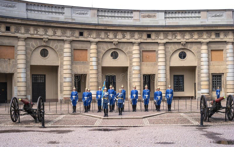 Estocolmo, Suécia - 1º de maio de 2019: Cerimônia dos Guardas Reais no Palácio Real de Estocolmo imagem de stock royalty free Estocolmo, Suécia - 1º de maio de 2019: Cerimônia dos Guardas Reais no Palácio Real de Estocolmo imagem de stock royalty free