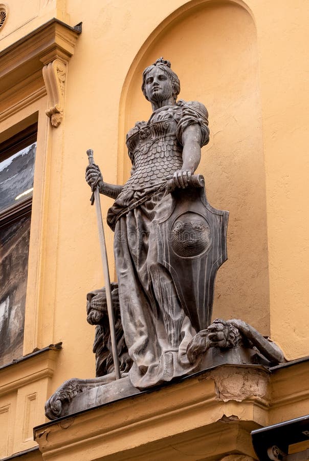 Estocolmo, Suécia - 1º de maio de 2019: A estátua de uma mulher guerreira, Viking Woman Blenda no correio em cadeia, ela tem um e fotos de stock Estocolmo, Suécia - 1º de maio de 2019: A estátua de uma mulher guerreira, Viking Woman Blenda no correio em cadeia, ela tem um e fotos de stock