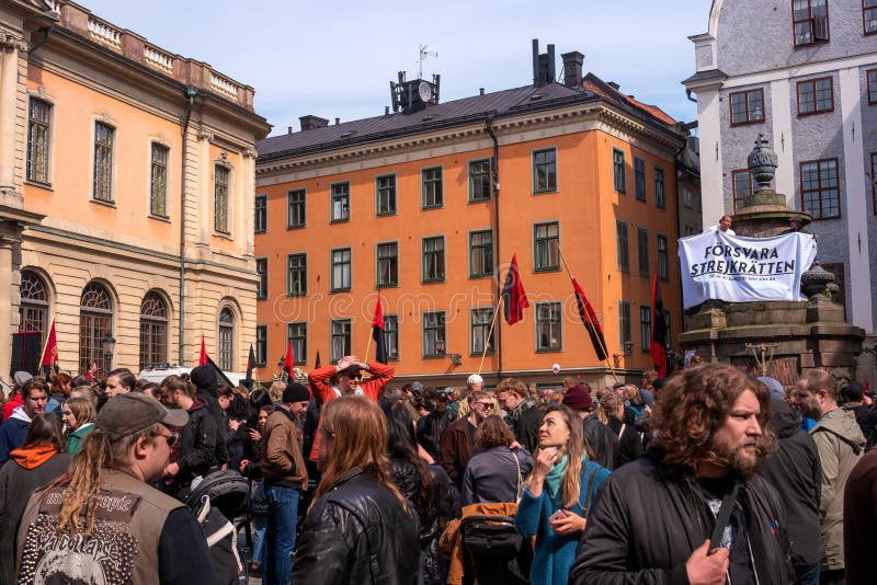 Estocolmo, Suécia - 1º de maio de 2019: Manifestação no dia do Trabalho de 1 de maio em Estocolmo Um comício na Praça de Storstor imagens de stock Estocolmo, Suécia - 1º de maio de 2019: Manifestação no dia do Trabalho de 1 de maio em Estocolmo Um comício na Praça de Storstor imagens de stock