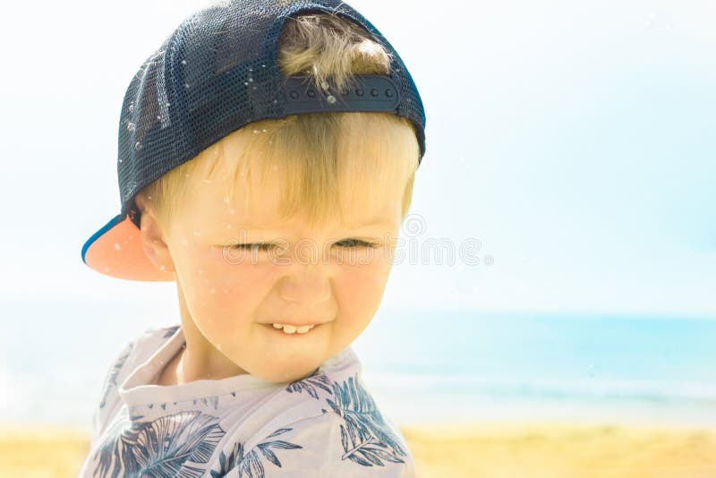 Estrabismo de riso de sorriso da criança pequena bonito do bebê em bolhas de sabão de travamento da praia Emoções autênticas genu foto de stock Estrabismo de riso de sorriso da criança pequena bonito do bebê em bolhas de sabão de travamento da praia Emoções autênticas genu foto de stock