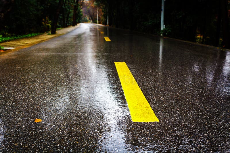 Estrada asfaltada da chuva