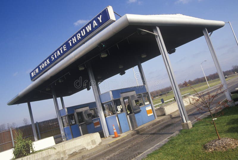 A estrada com pedágio do thruway dos Estados de Nova Iorque fora da rota 90 foto de stock A estrada com pedágio do thruway dos Estados de Nova Iorque fora da rota 90 foto de stock