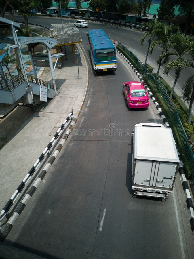 Estrada curvada - opini?o da rua da metr?pole de Banguecoque, disparando da parte superior de uma passagem superior imagens de stock Estrada curvada - opini?o da rua da metr?pole de Banguecoque, disparando da parte superior de uma passagem superior imagens de stock