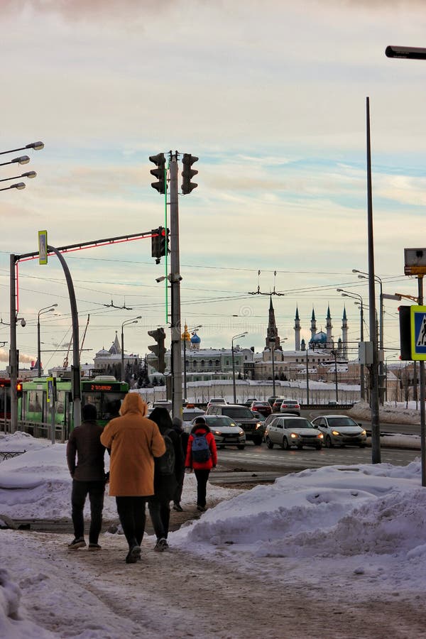 Estrada da cidade de beleza com transporte frio de neve do kremlin fotografia de stock royalty free