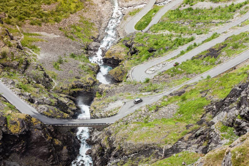 Estrada da montanha de Trollstigen do trajeto das pescas ? corrica em Noruega foto de stock Estrada da montanha de Trollstigen do trajeto das pescas ? corrica em Noruega foto de stock