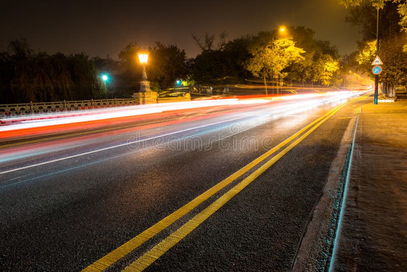Estrada da noite na cidade com carro que a luz arrasta foto de stock Estrada da noite na cidade com carro que a luz arrasta foto de stock