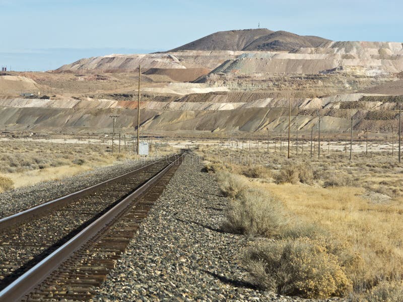 A estrada de ferro conduz à mina no enxôfre, Nevada