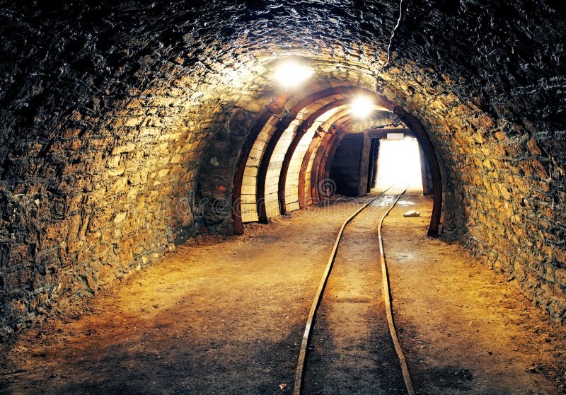 Estrada de ferro subterrânea do túnel do ouro da mina