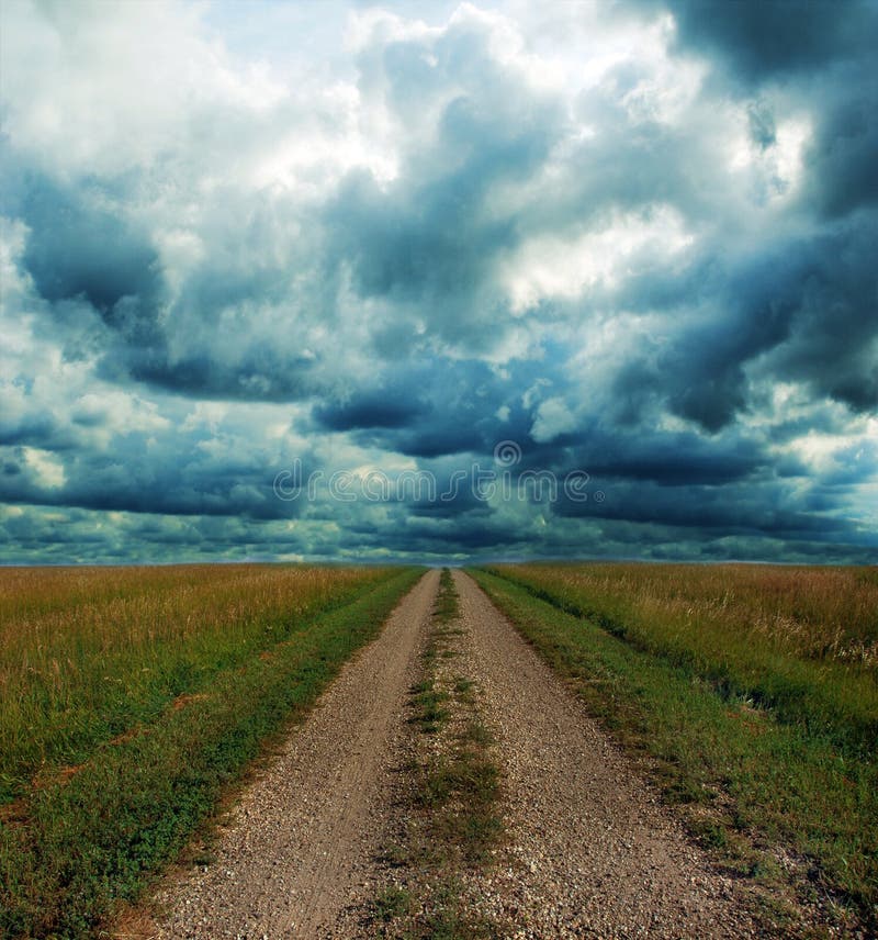 Estrada de terra através da pradaria em tempestade foto de stock royalty free