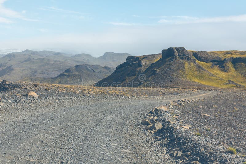 Estrada do cascalho através das montanhas islandêsas da lava fotografia de stock Estrada do cascalho através das montanhas islandêsas da lava fotografia de stock