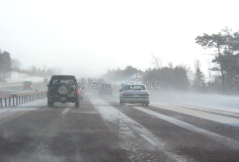 Estrada de inverno durante tempestade de neve fotografia de stock