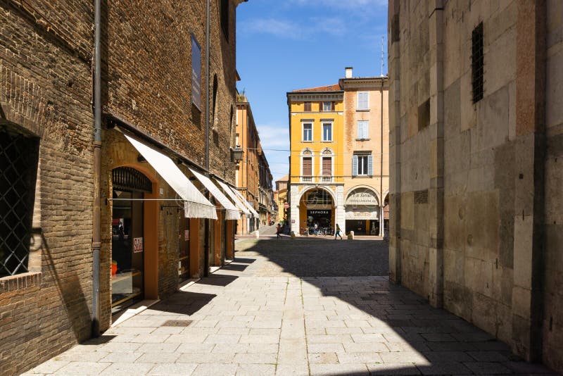 Estrada histórica da cidade de Modena fotografia de stock
