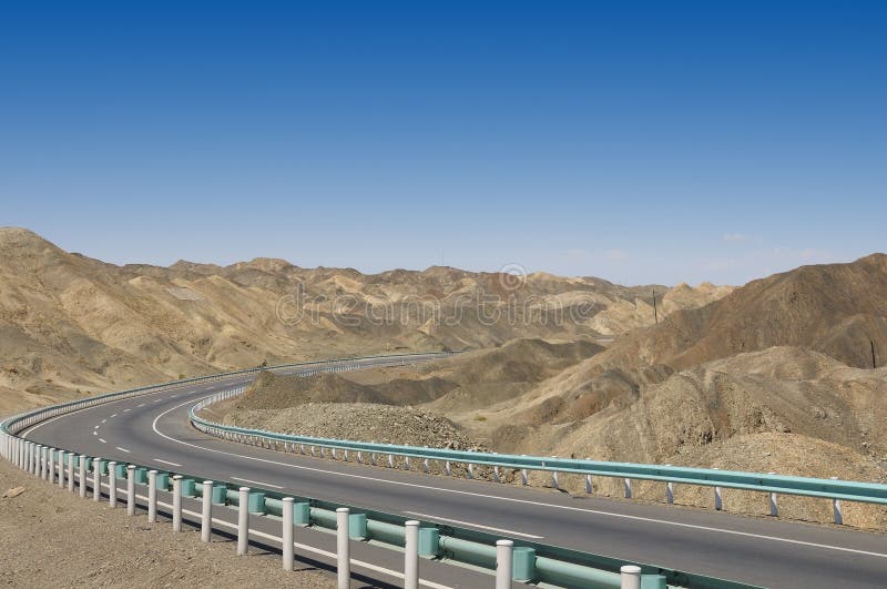 Estrada a Korla, Xinjiang do deserto, China