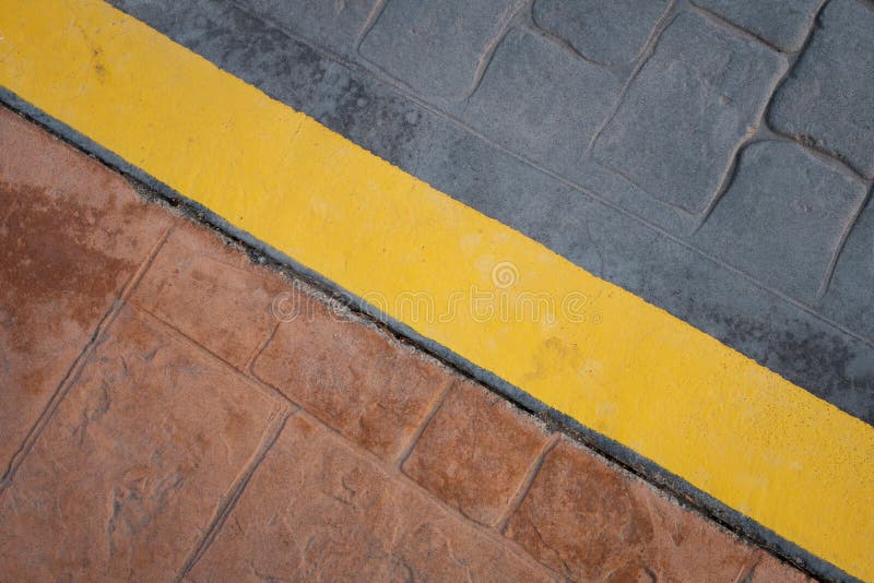 Estrada, linha amarela da beira do passeio no assoalho - fundo abstrato imagens de stock Estrada, linha amarela da beira do passeio no assoalho - fundo abstrato imagens de stock