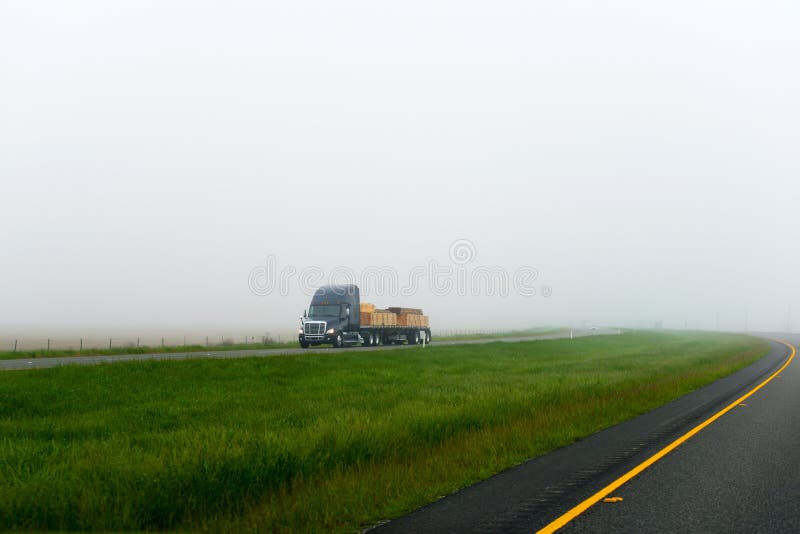 Do Equipamento Caminhão Grande Azul Semi Que Transporta Semi O Reboque Em  Frem Arqueado Foto de Stock - Imagem de dezoito, carga: 113842734