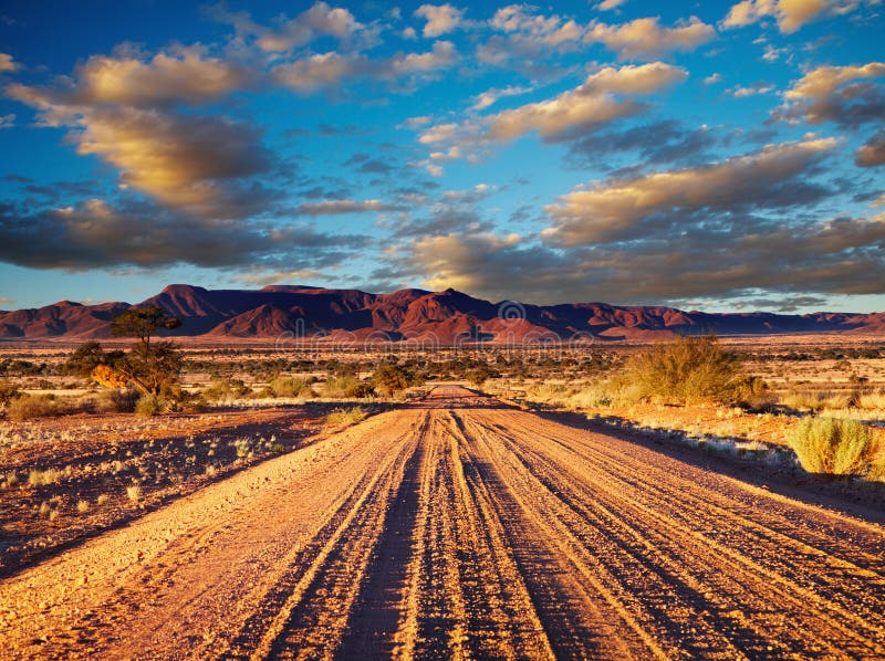 Estrada no deserto imagens de stock royalty free Estrada no deserto imagens de stock royalty free
