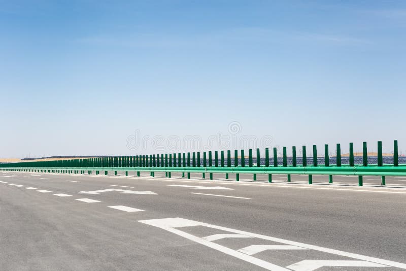 Estrada no deserto de Gobi imagem de stock royalty free Estrada no deserto de Gobi imagem de stock royalty free