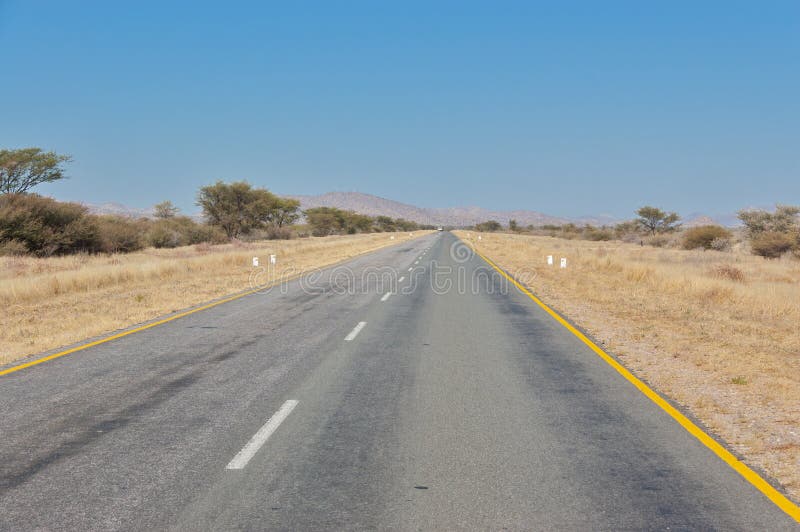 Lendário Rn7 Significa Rota Nacional Que Atravessa Savana Selvagem Vermelha  Africana Com Pequenas árvores E Arbustos Nos Lados Imagem de Stock - Imagem  de paisagem, destino: 174232899