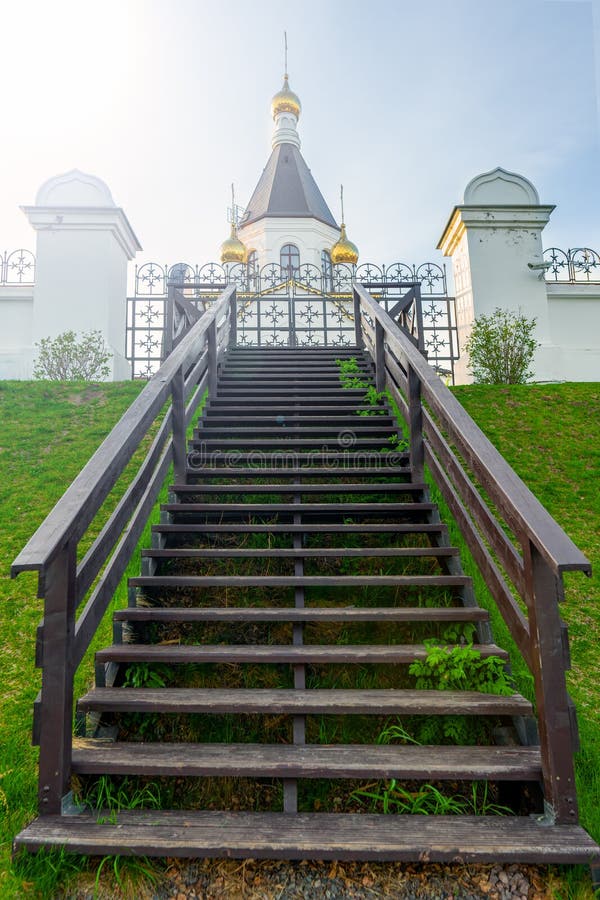 A estrada para o templo escadas para a Igreja Ortodoxa Rússia, Krasnoyarsk Domínios contra o céu imagens de stock royalty free A estrada para o templo escadas para a Igreja Ortodoxa Rússia, Krasnoyarsk Domínios contra o céu imagens de stock royalty free