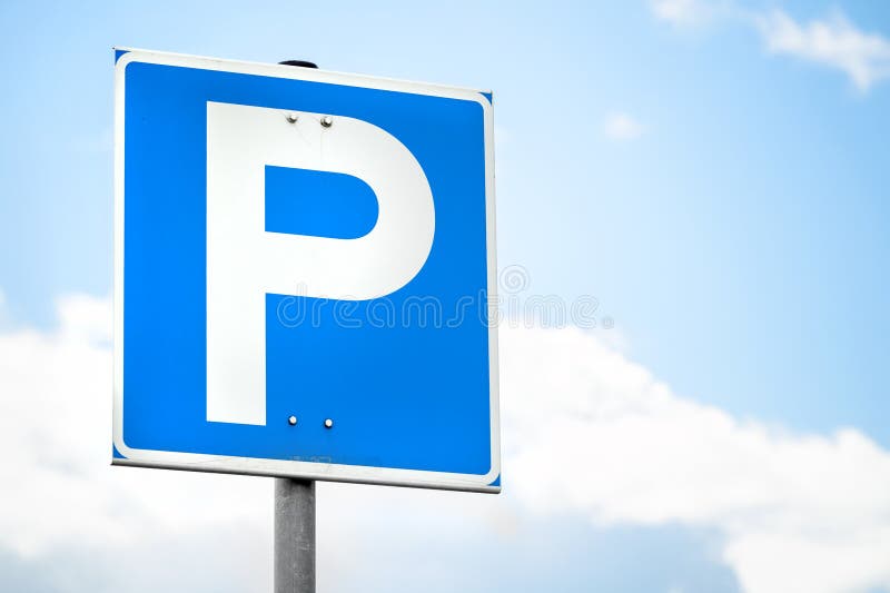 A estrada quadrada azul do estacionamento assina sobre o céu brilhante imagem de stock A estrada quadrada azul do estacionamento assina sobre o céu brilhante imagem de stock