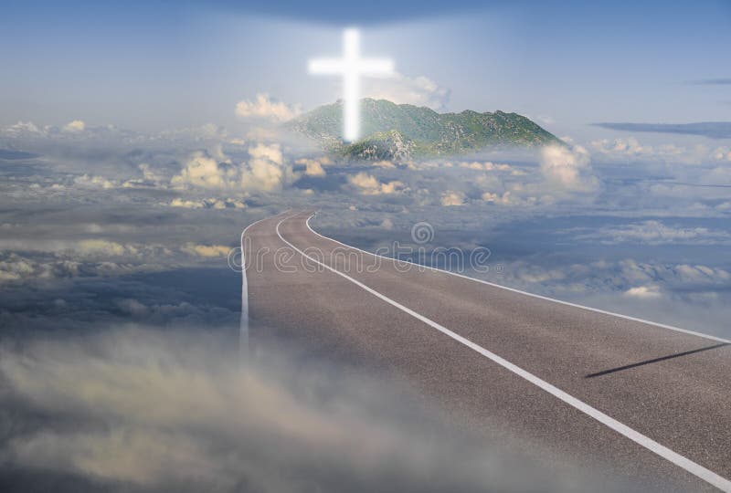 Estrada que conduz entre as nuvens a uma cruz de incandescência fotografia de stock Estrada que conduz entre as nuvens a uma cruz de incandescência fotografia de stock