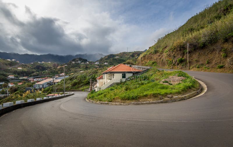 Estrada serpentina da montanha uma volta de 180 graus Baeutiful e estradas perigosas da ilha de Montenegro imagens de stock Estrada serpentina da montanha uma volta de 180 graus Baeutiful e estradas perigosas da ilha de Montenegro imagens de stock