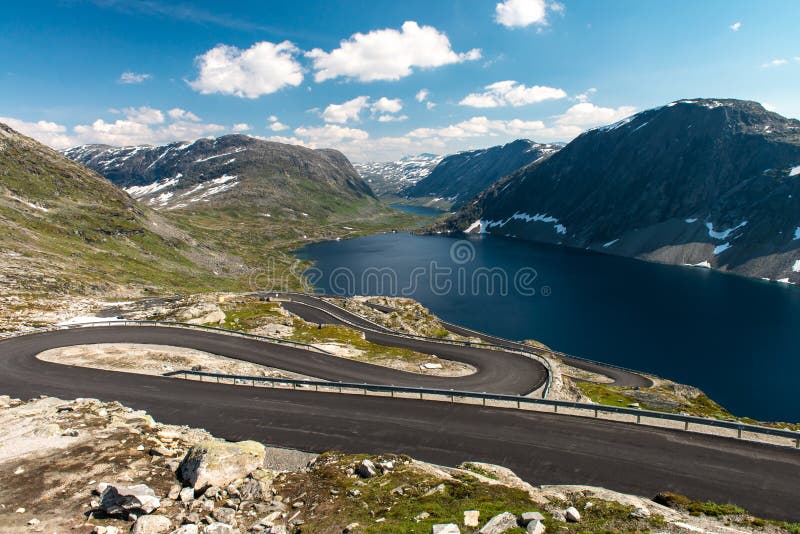 Estrada serpentina norueguesa imagens de stock Estrada serpentina norueguesa imagens de stock