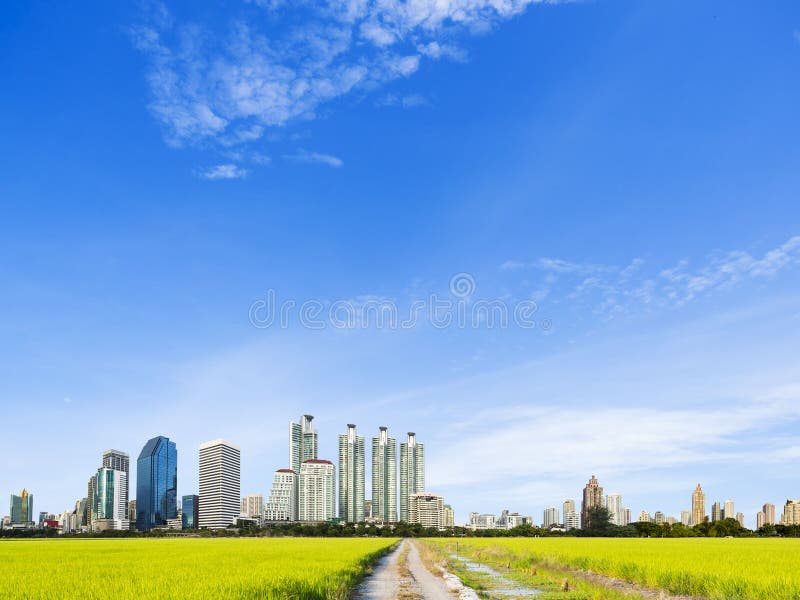 Estrada Unpaved à cidade foto de stock Estrada Unpaved à cidade foto de stock