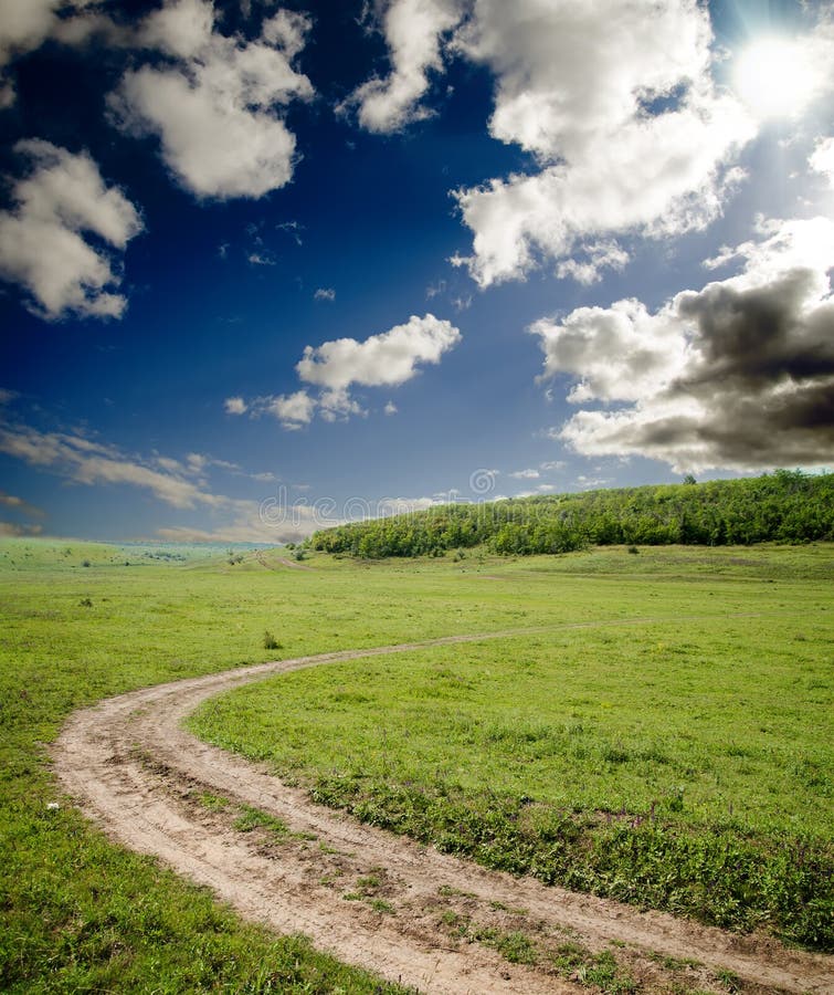 A estrada vai ao horizonte fotografia de stock A estrada vai ao horizonte fotografia de stock